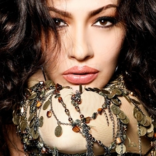 Adelina Ismajli, make-up, jewellery, The look
