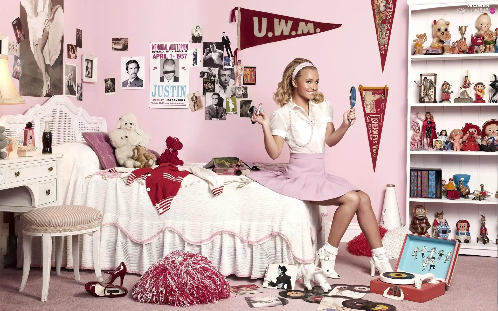 Hayden Penettiere, Schoolgirl, actress, Room