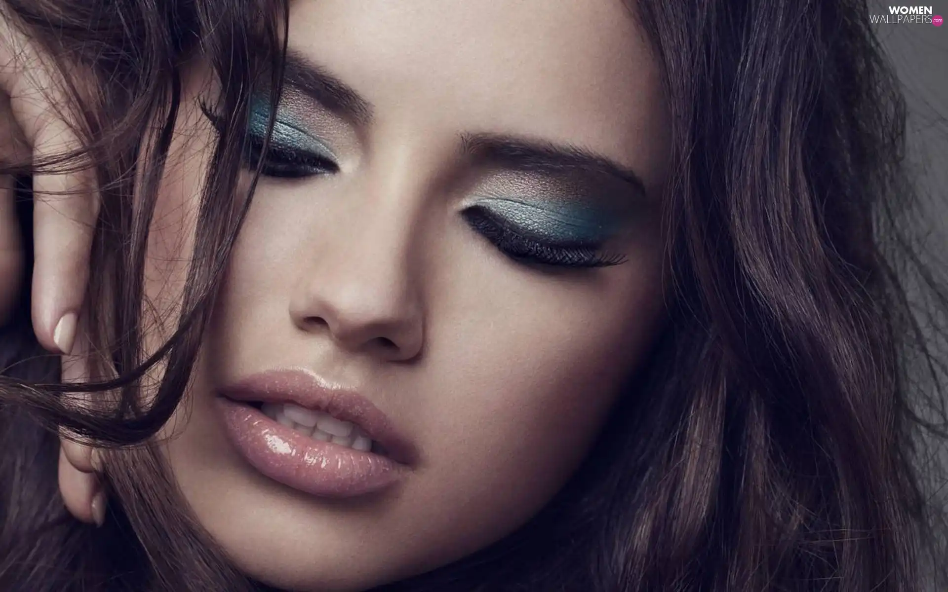 Adriana Lima, face