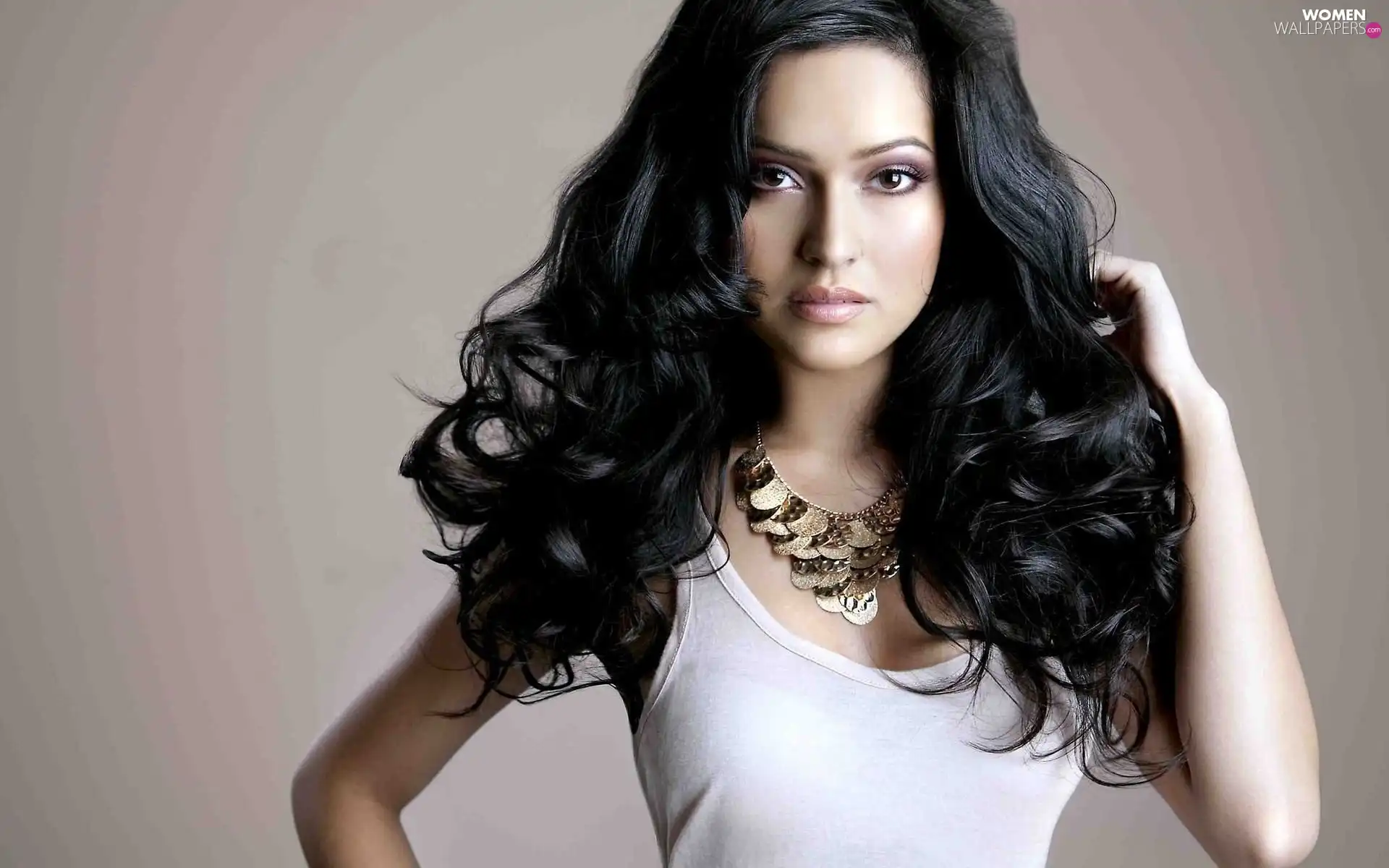 Necklace, Hammasa Kohistani, brunette