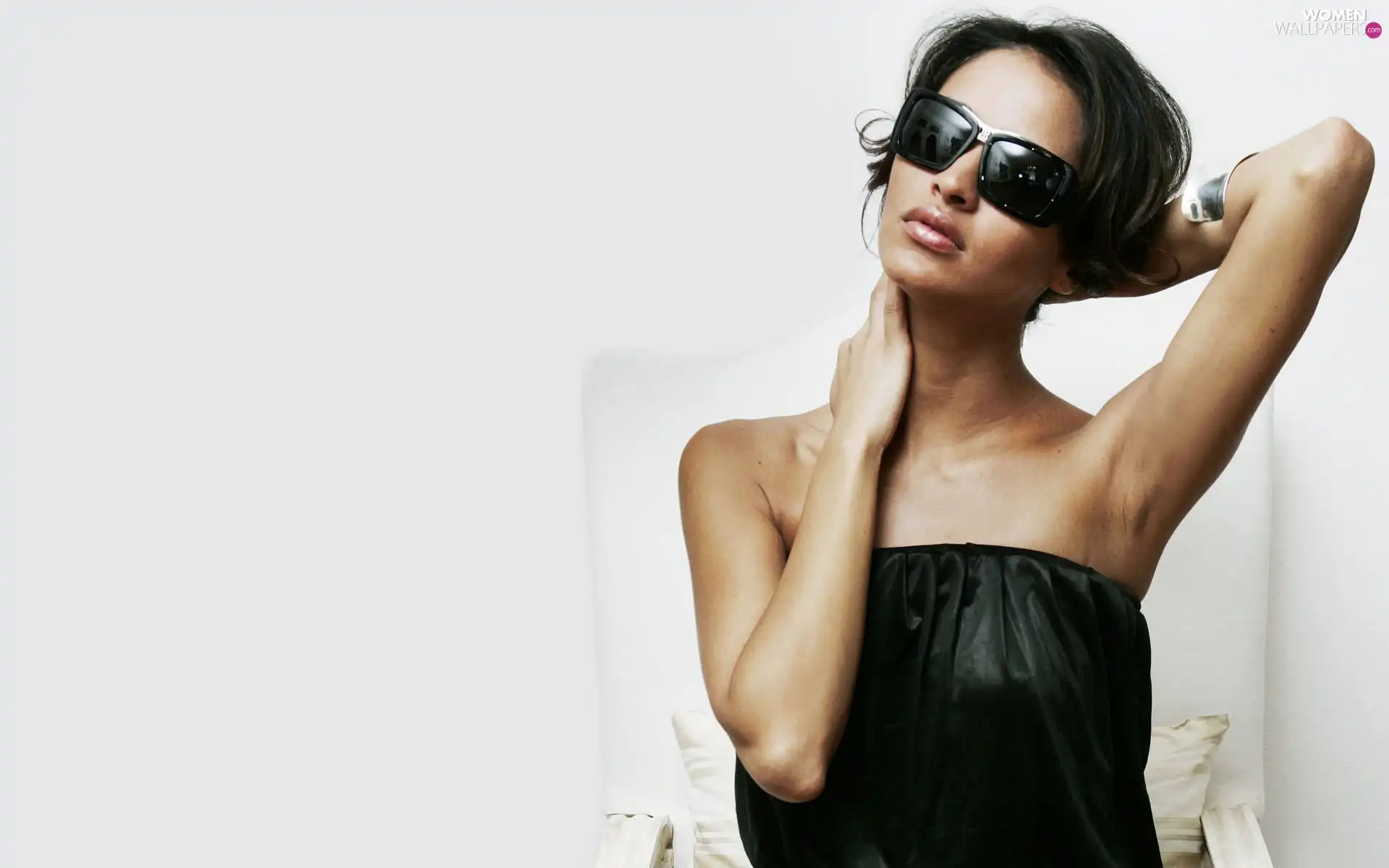 Glasses, Leila Ben Khalifa, dark