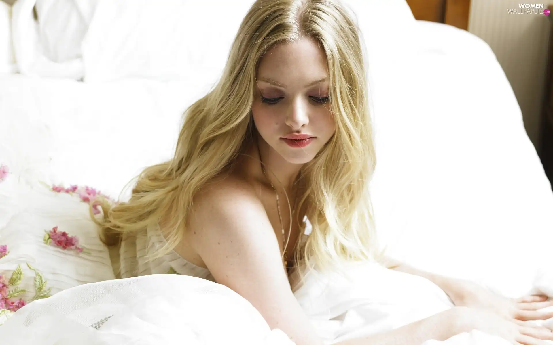 Amanda Seyfried, White Bed