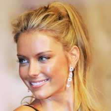 Smile, Jennifer Hawkins, ear-ring