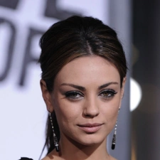 Mila Kunis, ear-ring