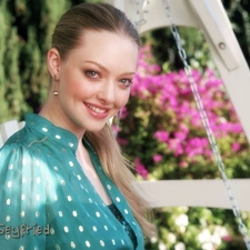 Smile, Amanda Seyfried, Garden