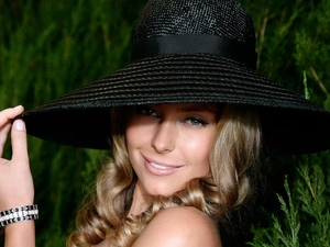 Smile, Jennifer Hawkins, Hat