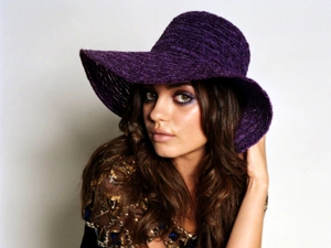Mila Kunis, Hat