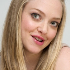 look, Amanda Seyfried, strange