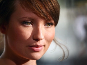 Emily Browning, Hair, The look, pinned