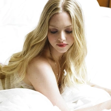 Amanda Seyfried, White Bed